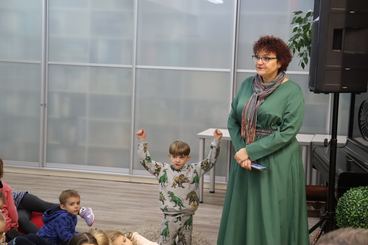 Wieluń: Biblioteka Miejska zaprosiła dzieci na spotkanie z fotografem Piotrem Pabisiakiem